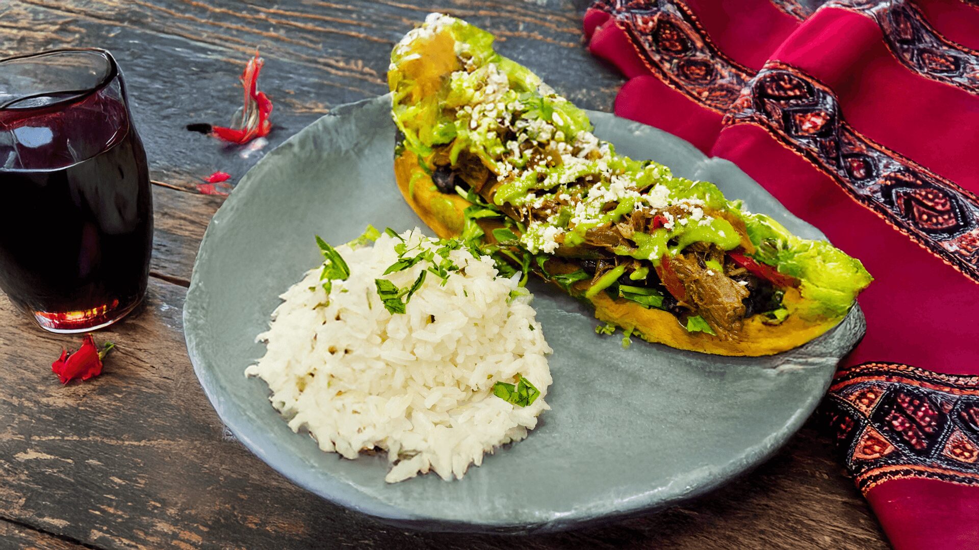 Canoa de Platano with Rice in a green plate